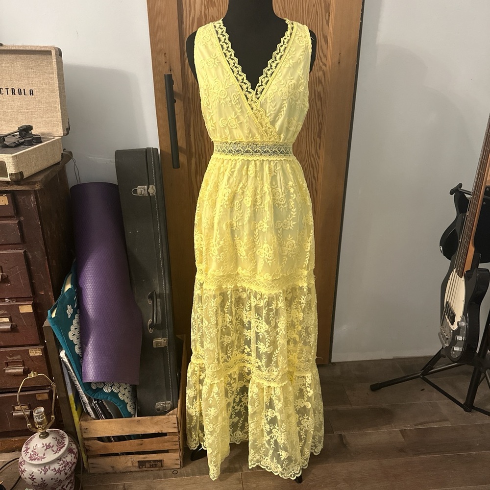 Chic Yellow Lace Maxi Dress